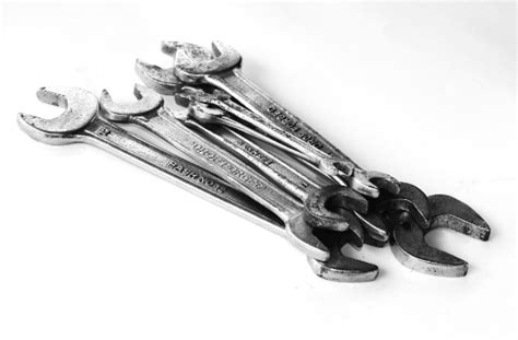 wrench in tagalog